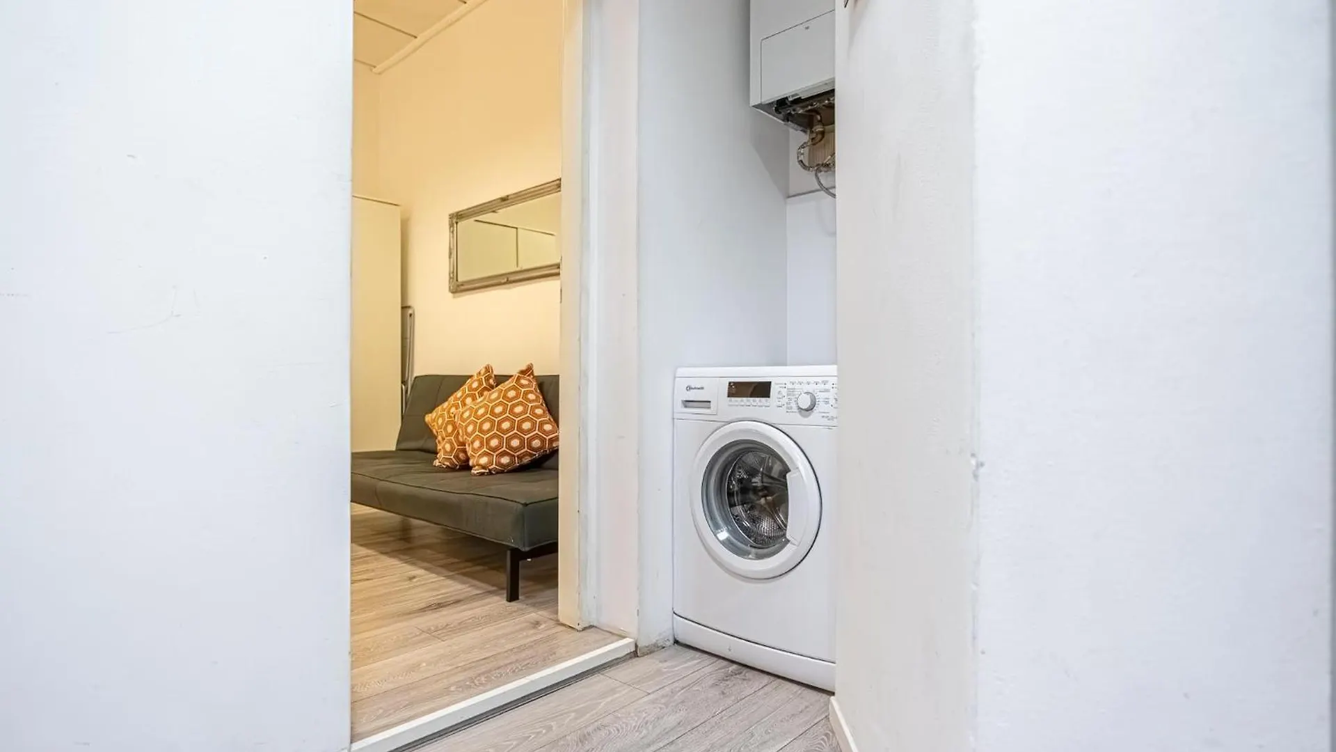 Bright 1Br Apt, Prime Vienna Location & Wifi アパート